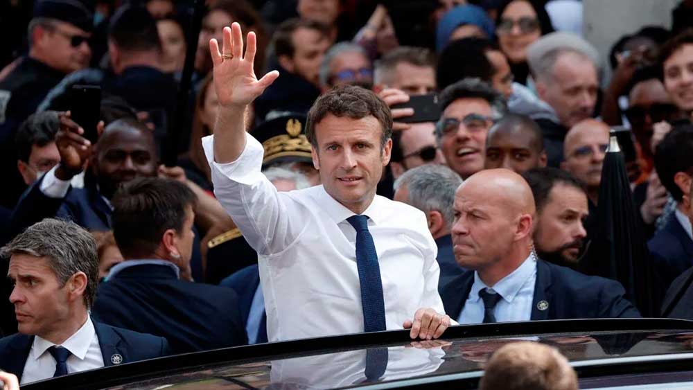 Seçimleri kazanan Macron'a domates fırlatıldı: İşte o anlar