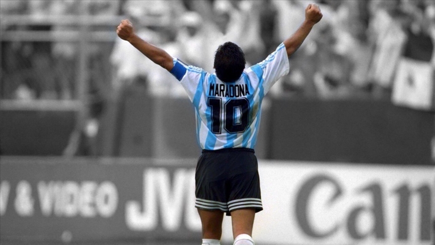Maradona'nın 'Tanrı'nın eli' forması satıldı