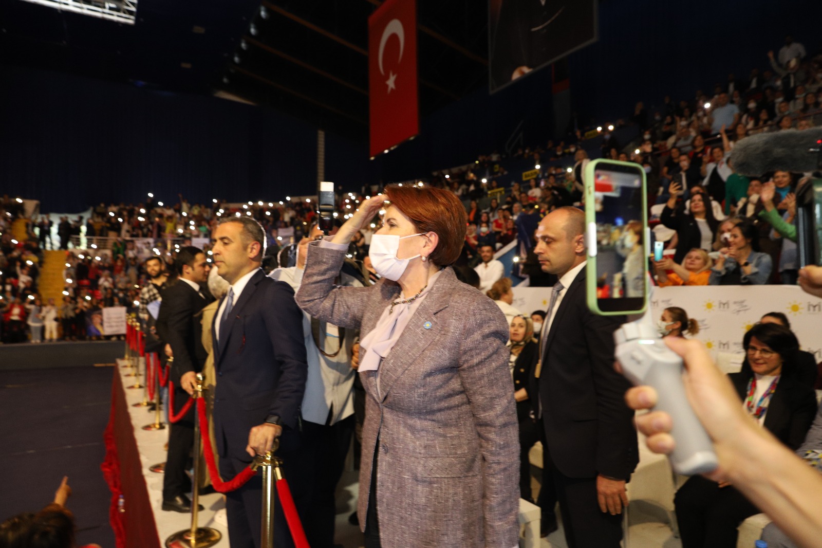 Meral Akşener 'Anneler Günü' etkinliğinde Başbakan Meral sloganlarıyla karşılandı