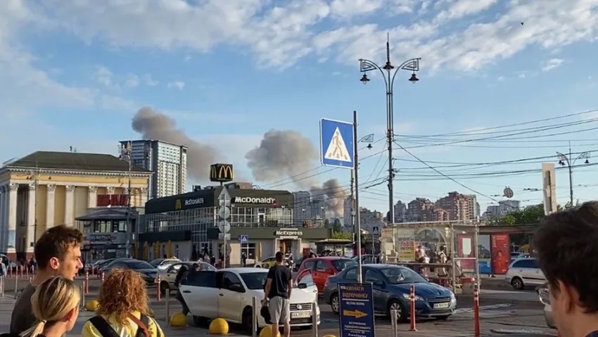 Kiev'de kent merkezine hava saldırısı
