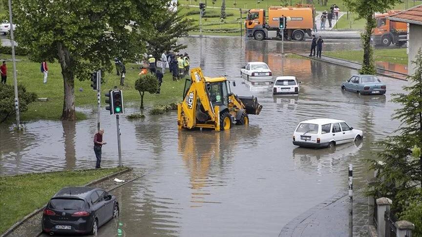 Başkentte yolları su bastı! Araçlar mahsur kaldı 1