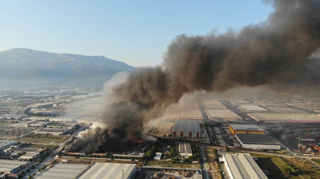 Manisa'da geri dönüşüm fabrikasında yangın: 16 saattir devam ediyor 1