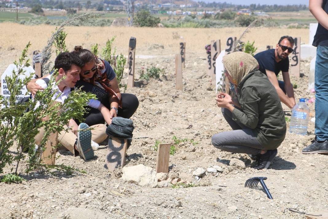 Deprem bölgesinde acı bayram: Mezarlara örtülen bayramlıklar yürek yaktı 10