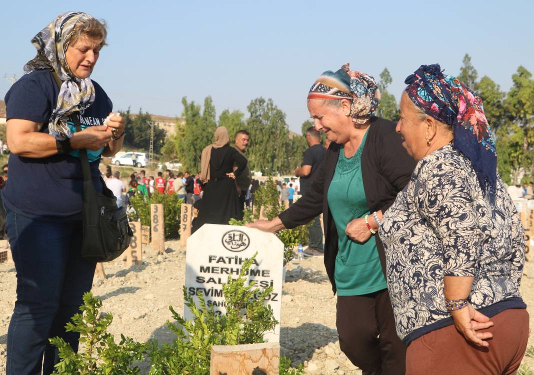 Deprem bölgesinde acı bayram: Mezarlara örtülen bayramlıklar yürek yaktı 8