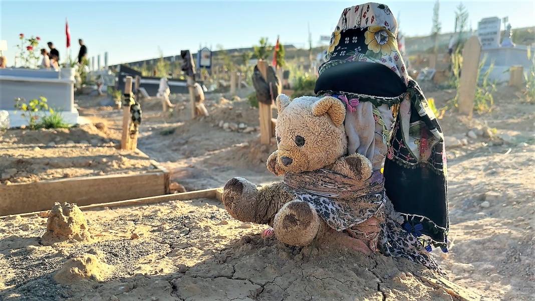 Deprem bölgesinde acı bayram: Mezarlara örtülen bayramlıklar yürek yaktı 1