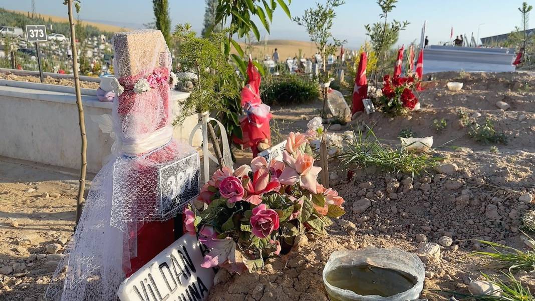 Deprem bölgesinde acı bayram: Mezarlara örtülen bayramlıklar yürek yaktı 2