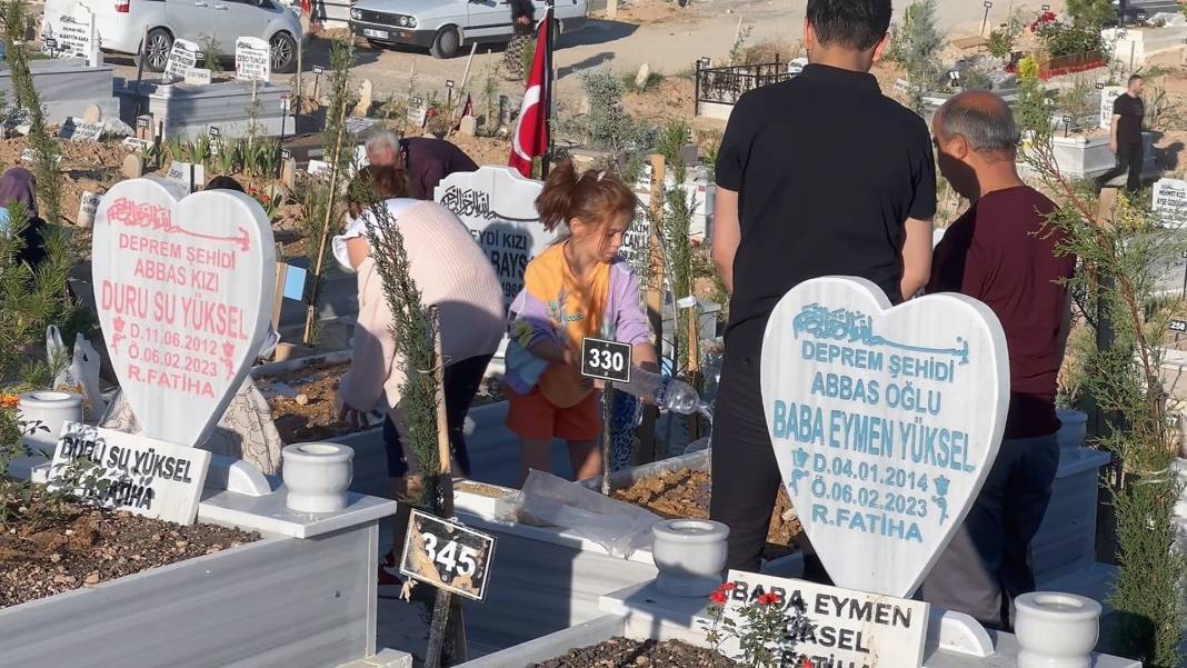 Deprem bölgesinde acı bayram: Mezarlara örtülen bayramlıklar yürek yaktı 3