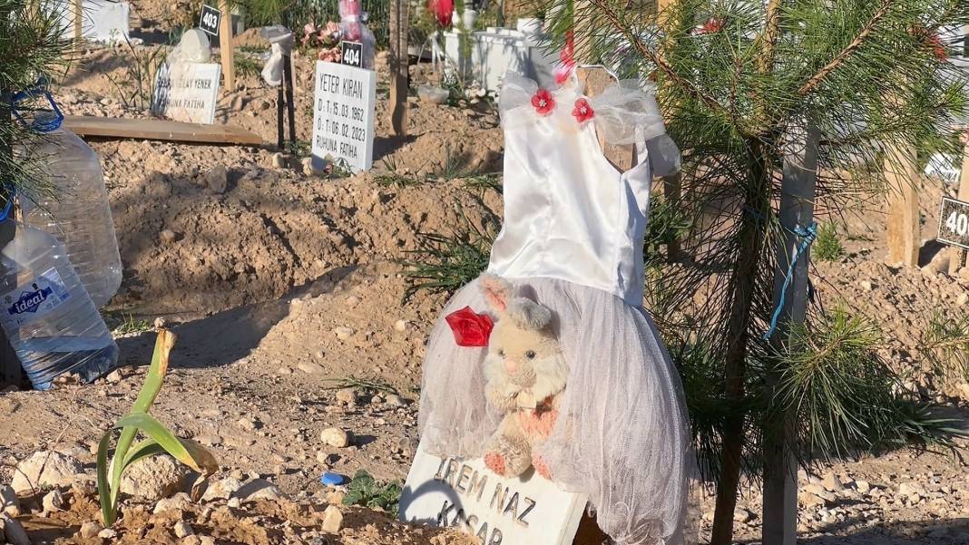Deprem bölgesinde acı bayram: Mezarlara örtülen bayramlıklar yürek yaktı 4