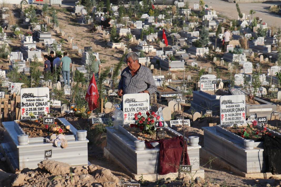Deprem bölgesinde acı bayram: Mezarlara örtülen bayramlıklar yürek yaktı 5