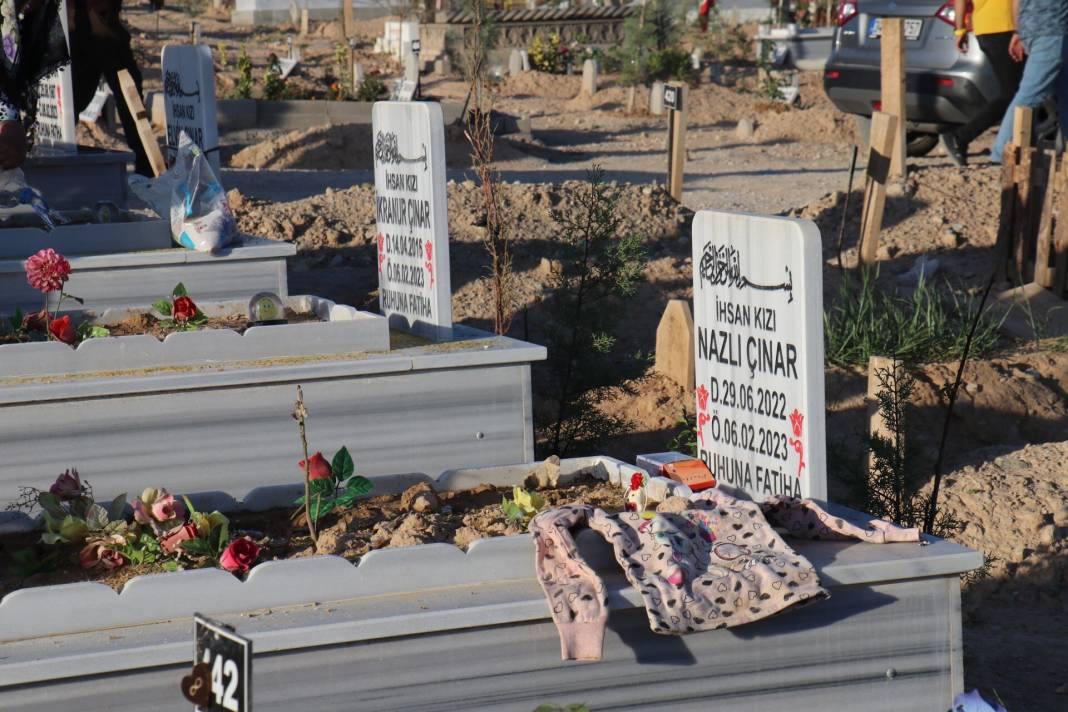Deprem bölgesinde acı bayram: Mezarlara örtülen bayramlıklar yürek yaktı 6