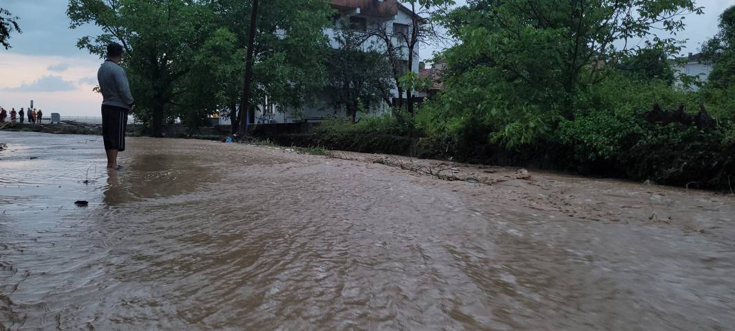Kastamonu sele teslim oldu: 3 mahallede evleri su bastı, yollar trafiğe kapandı 5