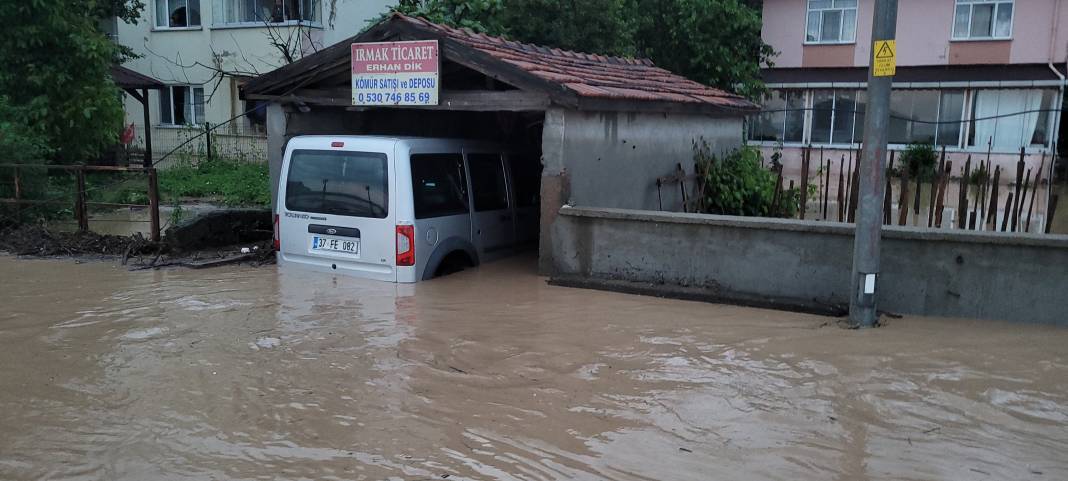 Kastamonu sele teslim oldu: 3 mahallede evleri su bastı, yollar trafiğe kapandı 3