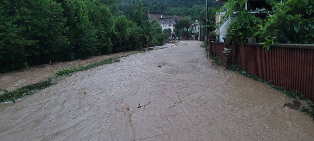 Kastamonu sele teslim oldu: 3 mahallede evleri su bastı, yollar trafiğe kapandı 13