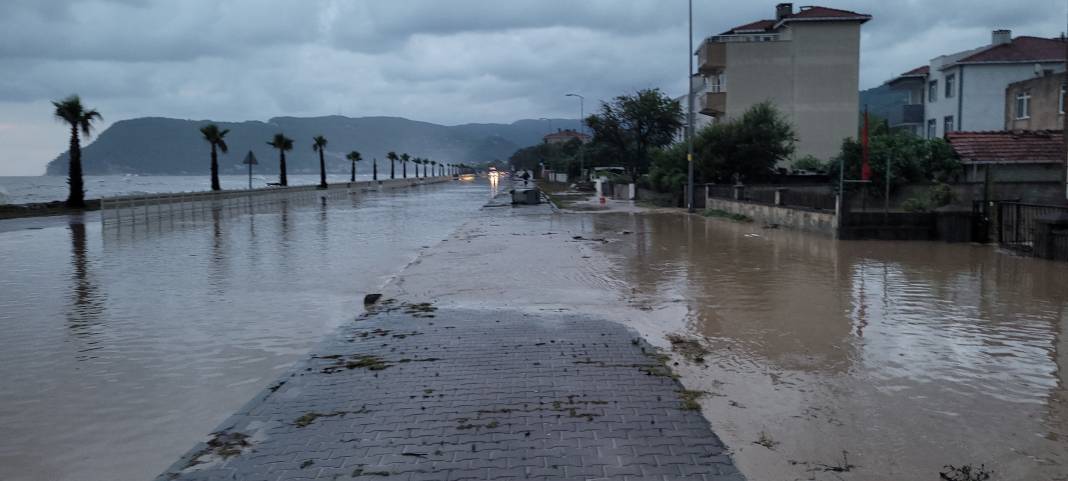 Kastamonu sele teslim oldu: 3 mahallede evleri su bastı, yollar trafiğe kapandı 11