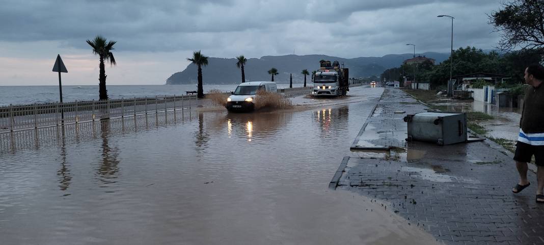 Kastamonu sele teslim oldu: 3 mahallede evleri su bastı, yollar trafiğe kapandı 12