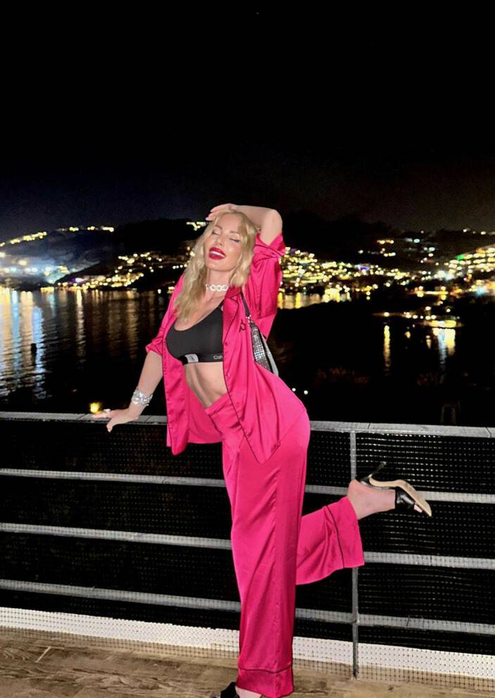 Ünlü sunucu Hande Sarıoğlu pozlarıyla Instagram'ı salladı: İşine bak Barbie.. 5
