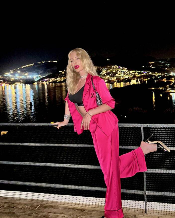 Ünlü sunucu Hande Sarıoğlu pozlarıyla Instagram'ı salladı: İşine bak Barbie.. 6