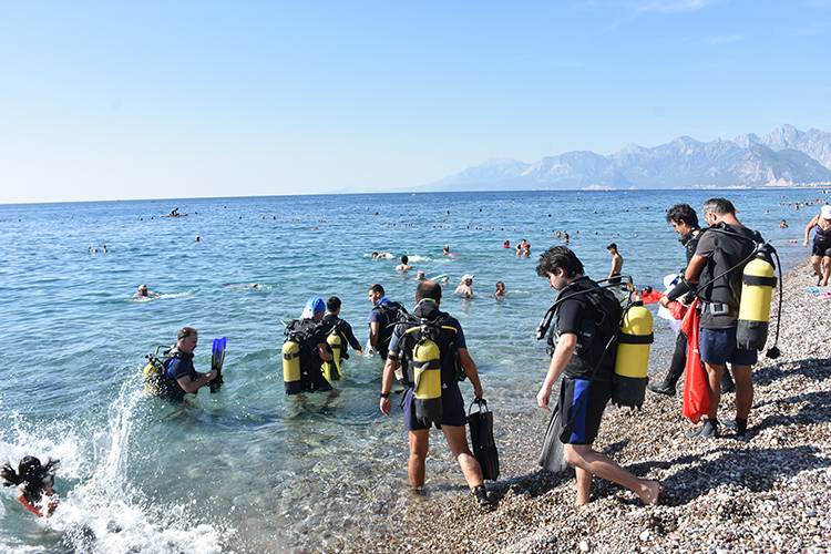 Antalya'da kıyı ve deniz dibi temizliği yapıldı 4