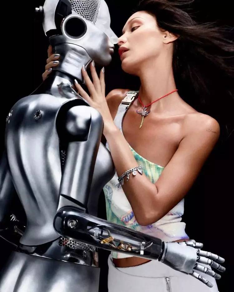 Robotla dudak dudağa: Dünyaca ünlü modelin çıplak pozuna yorum yağdı 10