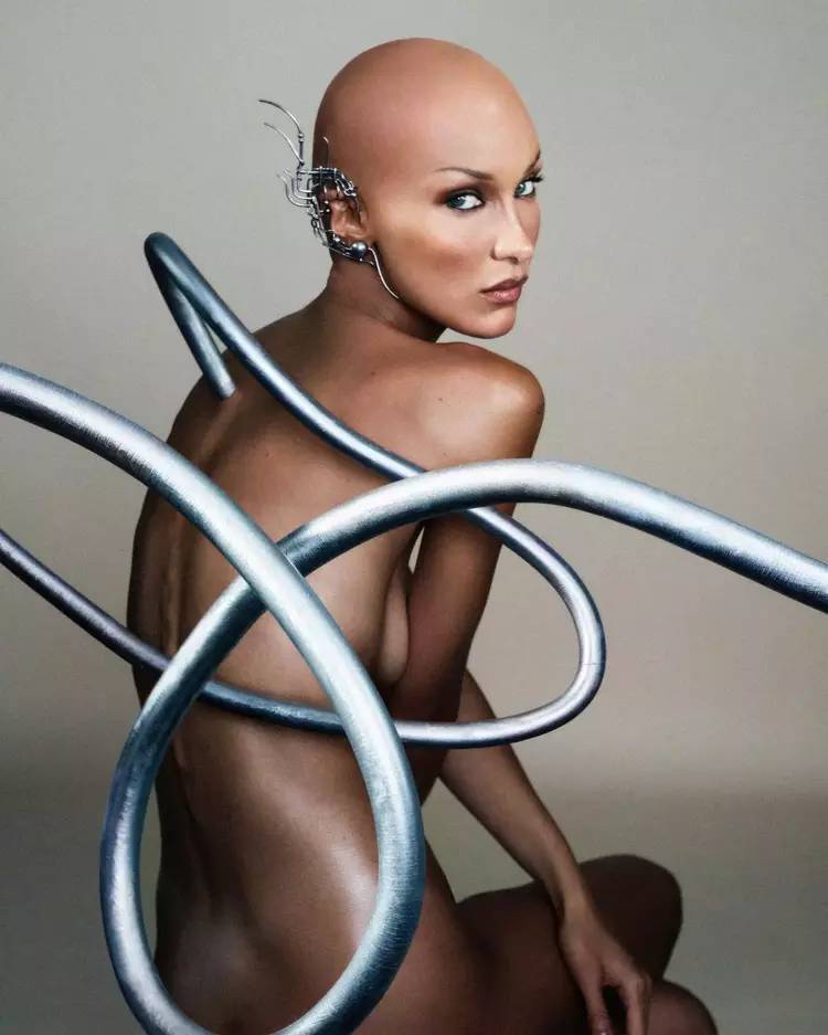 Robotla dudak dudağa: Dünyaca ünlü modelin çıplak pozuna yorum yağdı 9