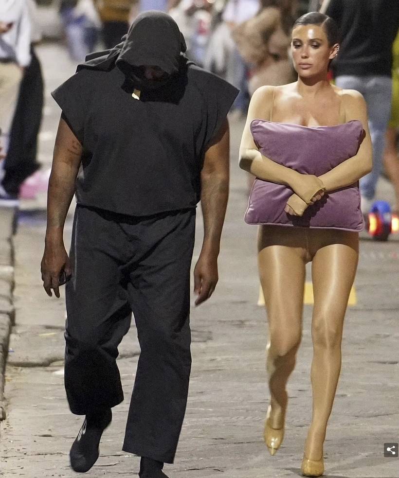 Kanye West'in sevgilisi Bianca Censori göğüslerini yastıkla kapattı 1