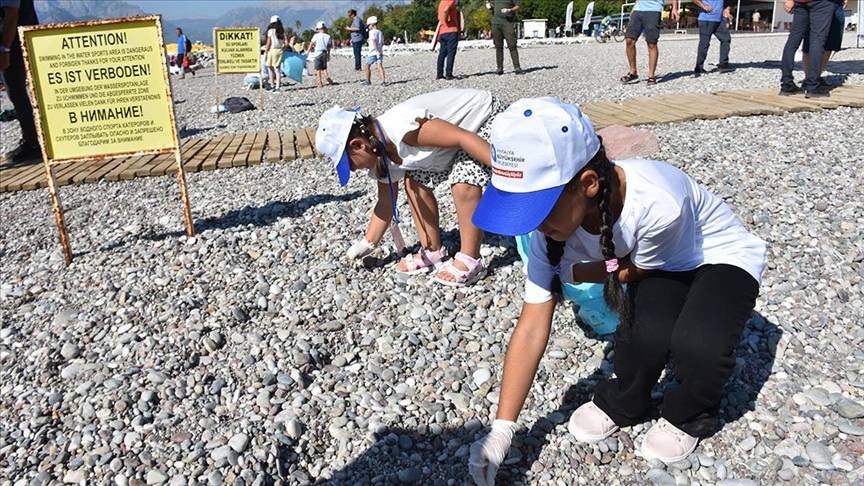 Antalya'da kıyı ve deniz dibi temizliği yapıldı 1