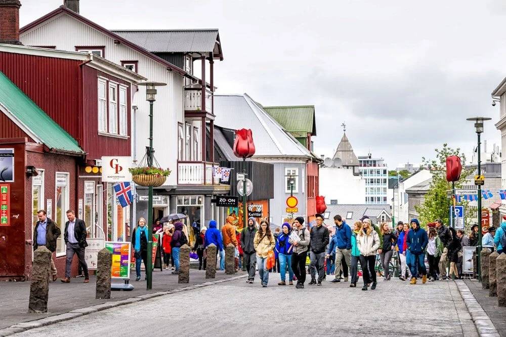 İzlanda'da kadınlardan tarihi grev: Başbakan Jakobsdottir öncülüğünde binlerce kadın iş bırakıyor! 5