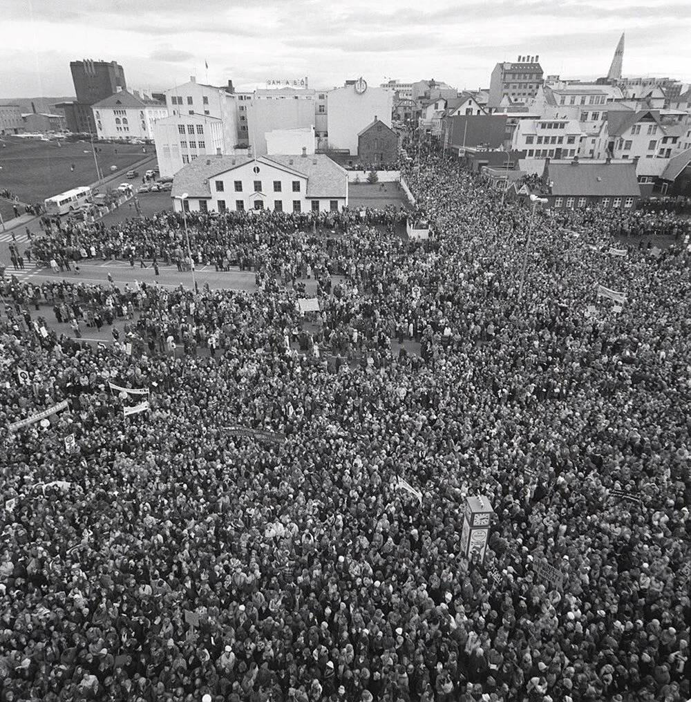 İzlanda'da kadınlardan tarihi grev: Başbakan Jakobsdottir öncülüğünde binlerce kadın iş bırakıyor! 2