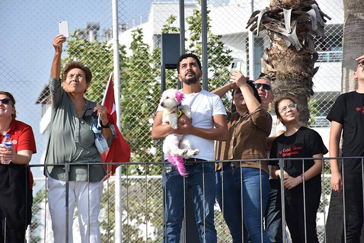 Türk Yıldızları'ndan Antalya semalarında "Ata'ya saygı" uçuşu! İzleyenleri büyüledi 1