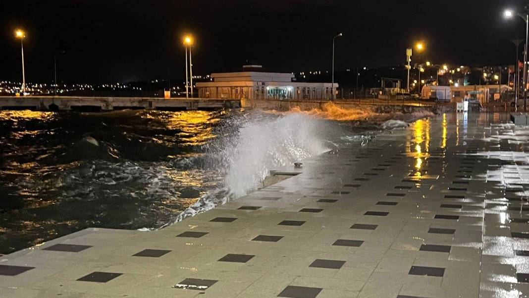 Meteoroloji, AFAD, AKOM ve İstanbul Valiliği günler öncesinden uyarmıştı: İstanbul'u sağanak ve fırtına esir aldı! 11