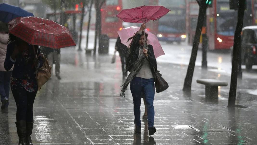 Meteoroloji, AFAD, AKOM ve İstanbul Valiliği günler öncesinden uyarmıştı: İstanbul'u sağanak ve fırtına esir aldı! 19