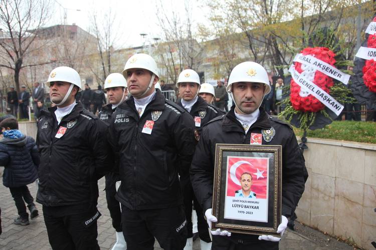 İstanbul'da şehit olan polis memuru Lütfü Baykar son yolculuğuna uğurlandı 1