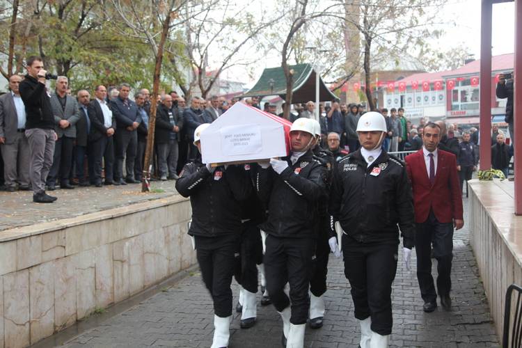 İstanbul'da şehit olan polis memuru Lütfü Baykar son yolculuğuna uğurlandı 4