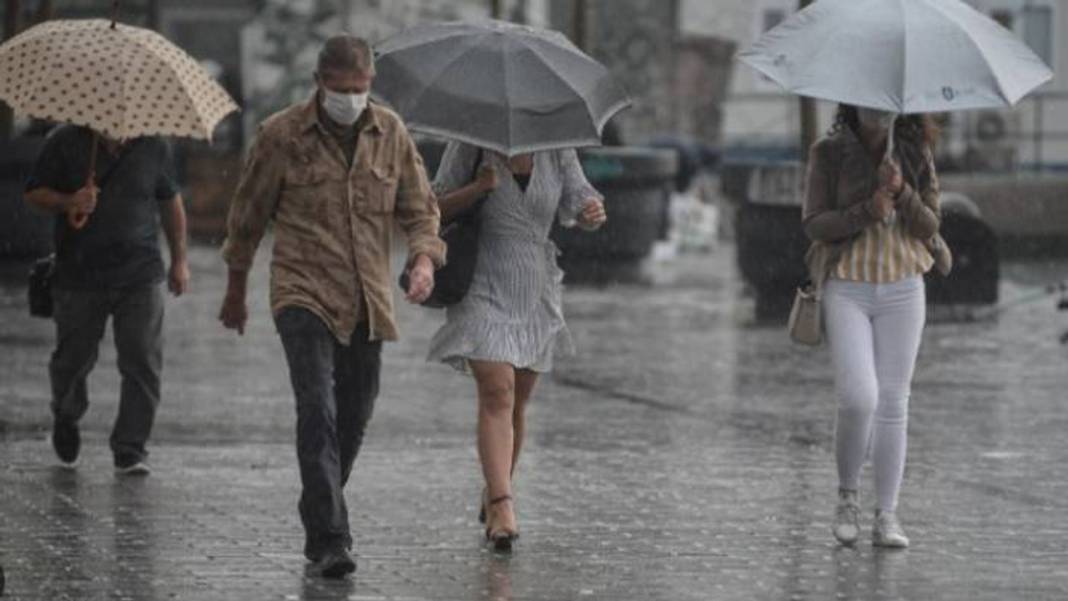 Meteoroloji, AFAD, AKOM ve İstanbul Valiliği günler öncesinden uyarmıştı: İstanbul'u sağanak ve fırtına esir aldı! 18