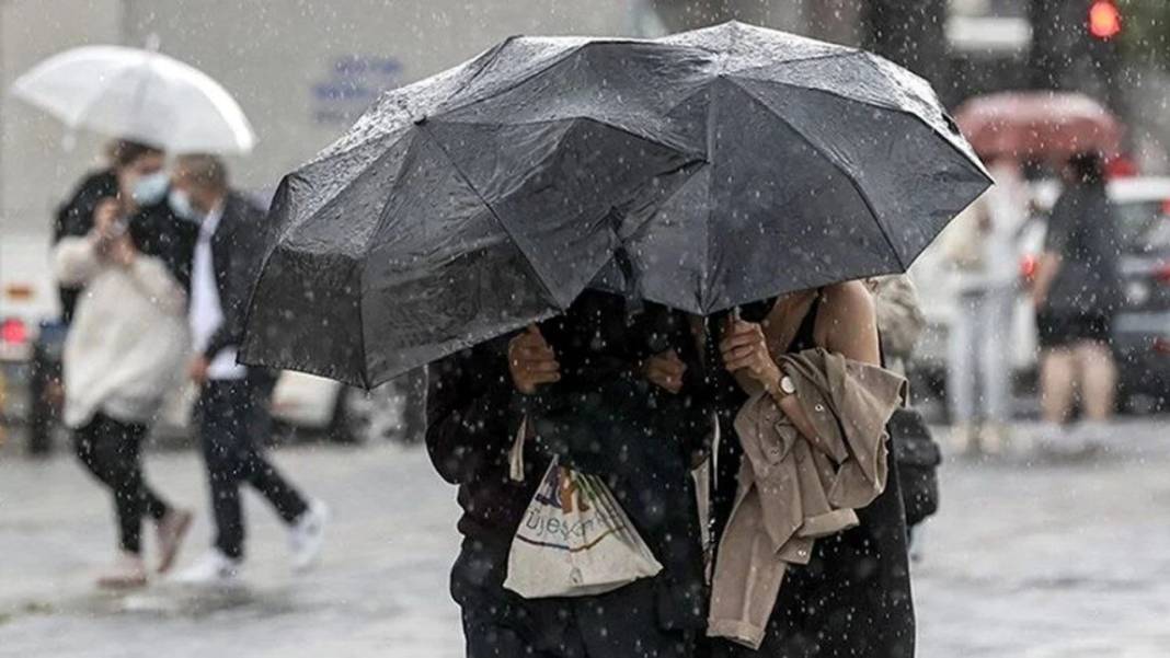 Meteoroloji, AFAD, AKOM ve İstanbul Valiliği günler öncesinden uyarmıştı: İstanbul'u sağanak ve fırtına esir aldı! 17