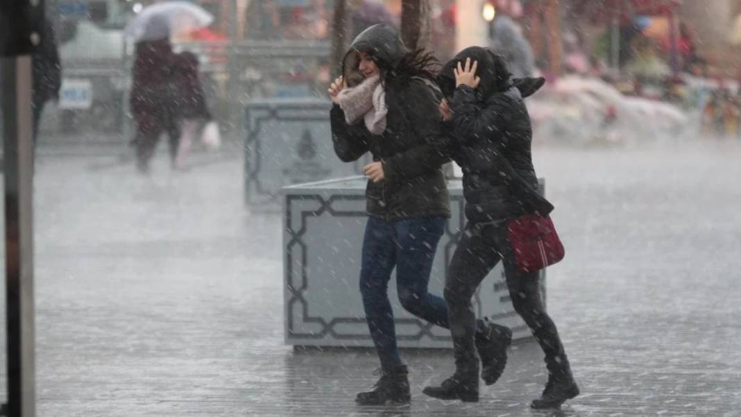 Meteoroloji, AFAD, AKOM ve İstanbul Valiliği günler öncesinden uyarmıştı: İstanbul'u sağanak ve fırtına esir aldı! 15