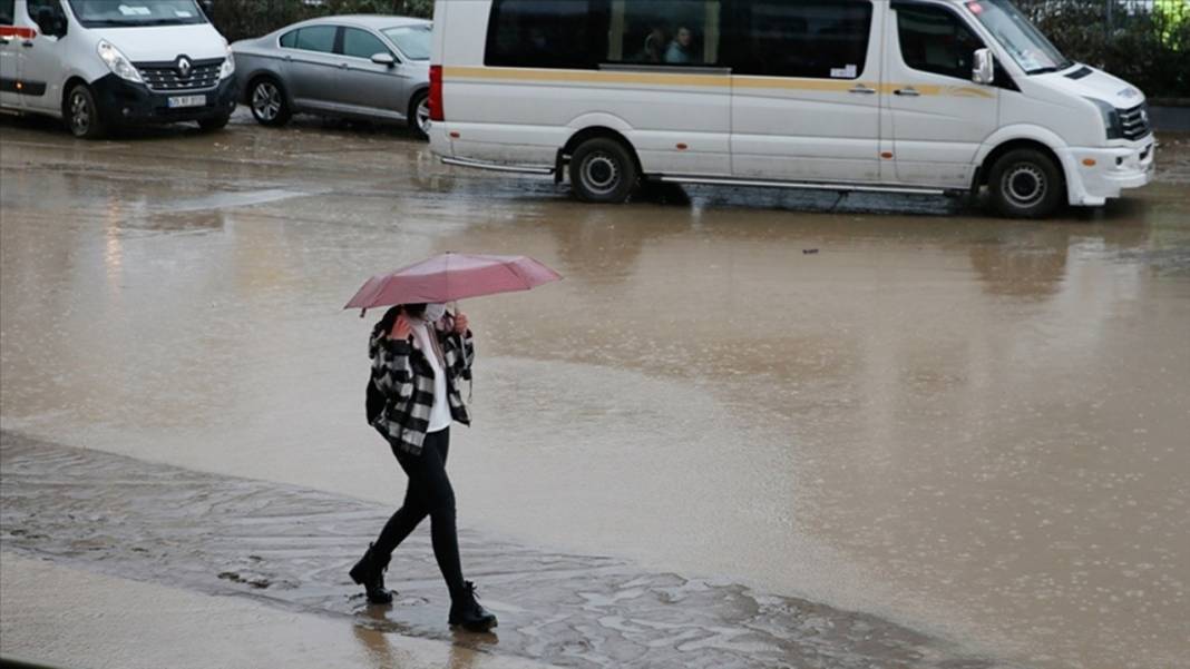 Meteoroloji, AFAD, AKOM ve İstanbul Valiliği günler öncesinden uyarmıştı: İstanbul'u sağanak ve fırtına esir aldı! 8