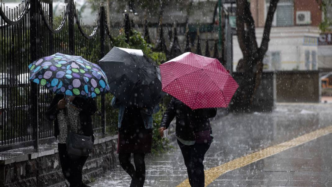 Meteoroloji, AFAD, AKOM ve İstanbul Valiliği günler öncesinden uyarmıştı: İstanbul'u sağanak ve fırtına esir aldı! 12
