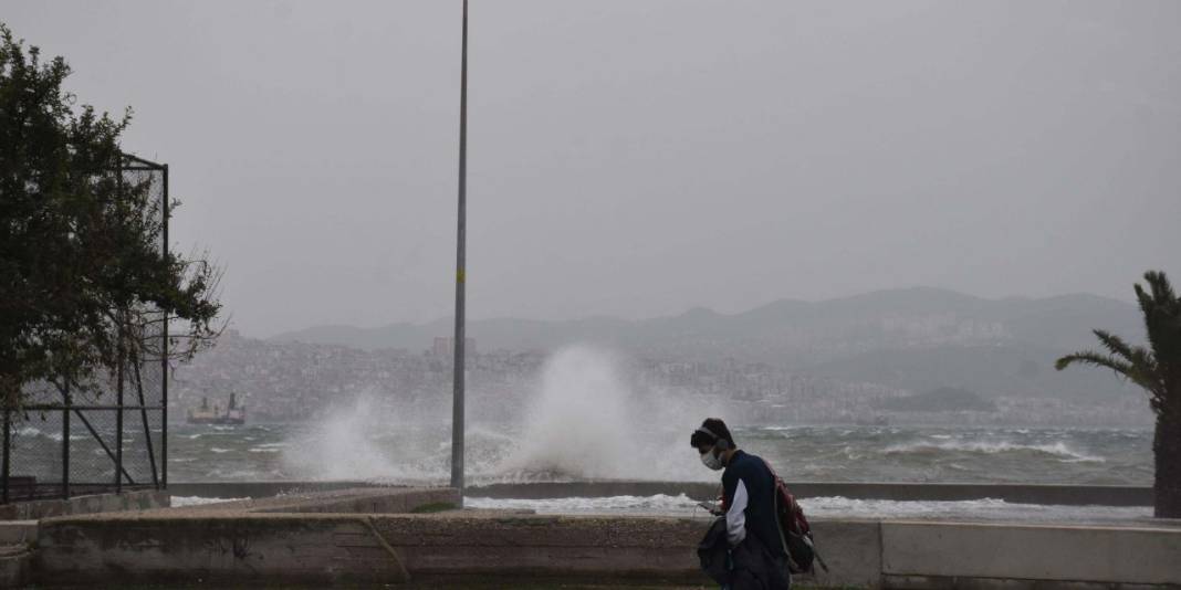 Meteoroloji, AFAD, AKOM ve İstanbul Valiliği günler öncesinden uyarmıştı: İstanbul'u sağanak ve fırtına esir aldı! 6