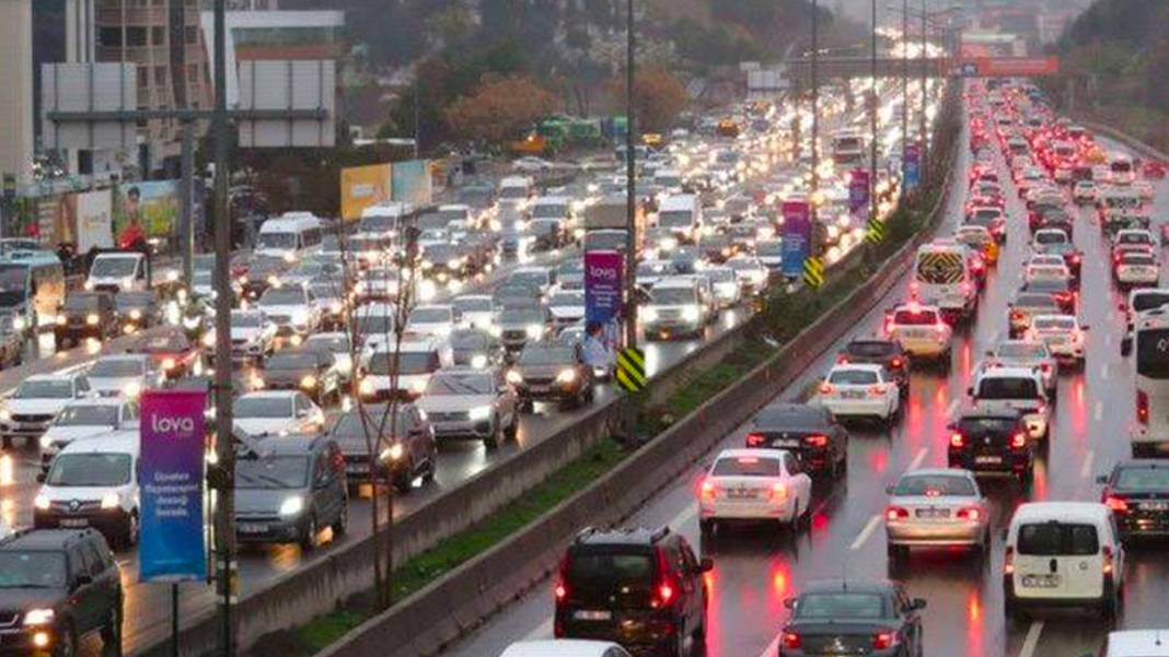 Yağışlar İstanbul trafiğini vurdu; Yoğunluk yüzde 80'e yaklaştı 1