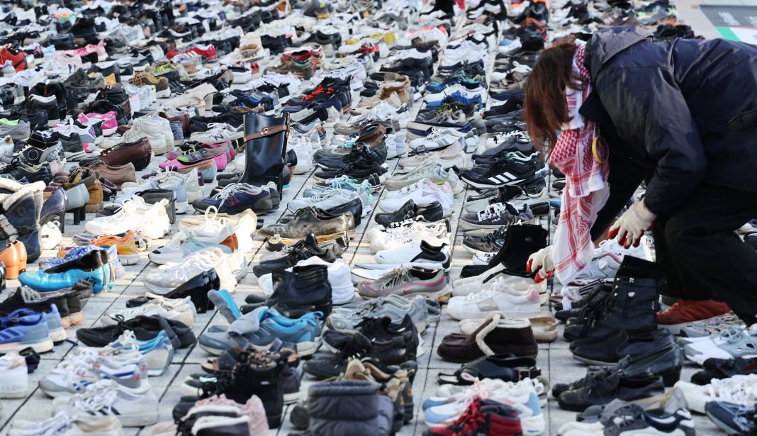 Seul’ün merkezine Filistin'de hayatını kaybedenlerin anısına 2 bin ayakkabı bırakıldı 1