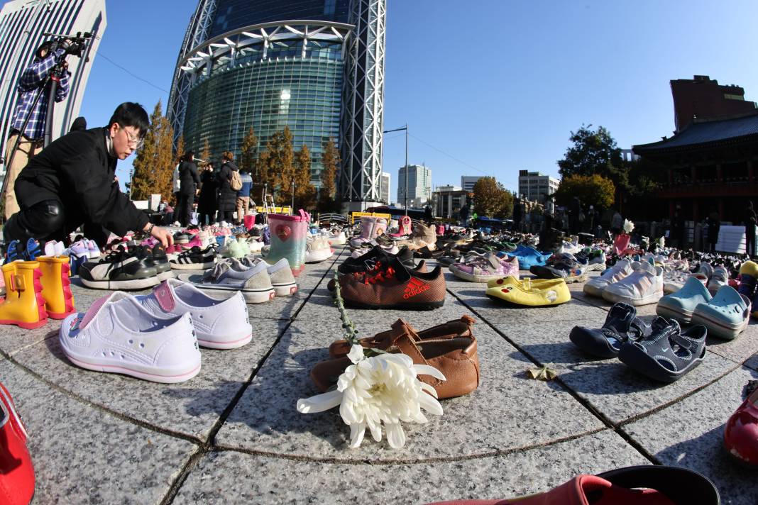 Seul’ün merkezine Filistin'de hayatını kaybedenlerin anısına 2 bin ayakkabı bırakıldı 3