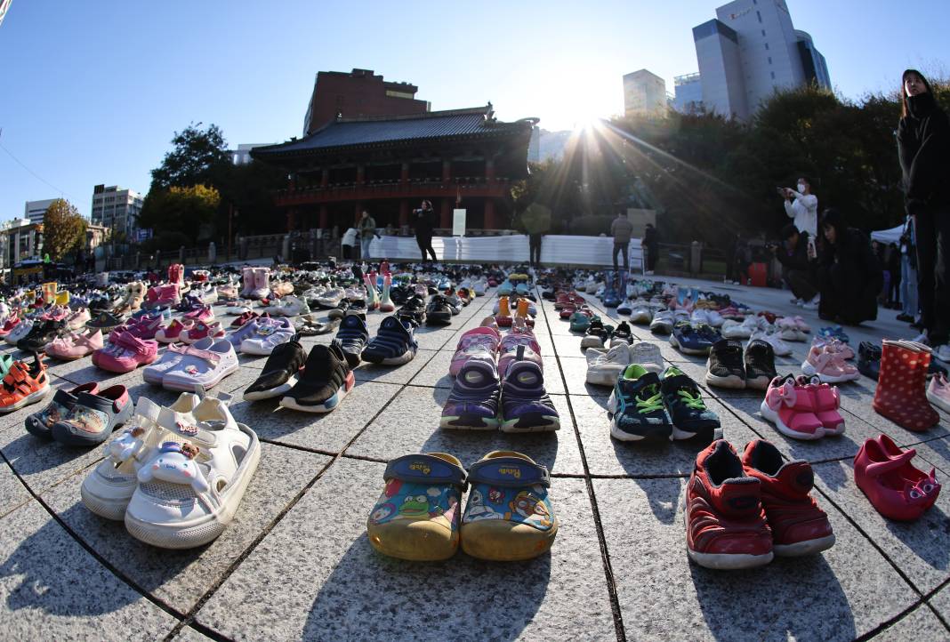 Seul’ün merkezine Filistin'de hayatını kaybedenlerin anısına 2 bin ayakkabı bırakıldı 2