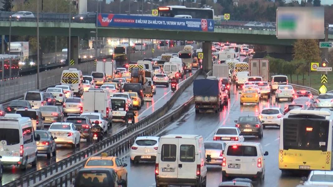 Yağışlar İstanbul trafiğini vurdu; Yoğunluk yüzde 80'e yaklaştı 4