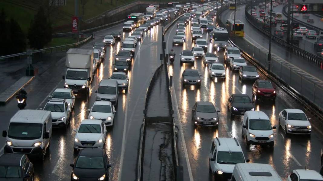 Yağışlar İstanbul trafiğini vurdu; Yoğunluk yüzde 80'e yaklaştı 5