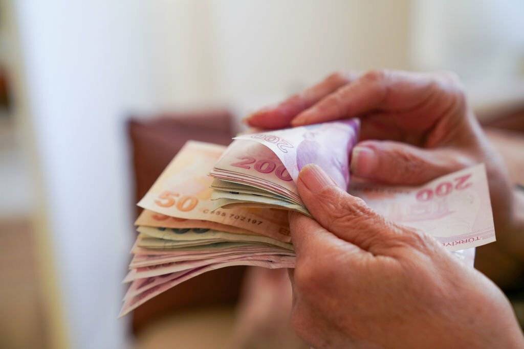 TRT emekli ve memur zammı için net rakam verdi: Yeni yılda alınacak maaşlar ilk kez ortaya çıktı! 2