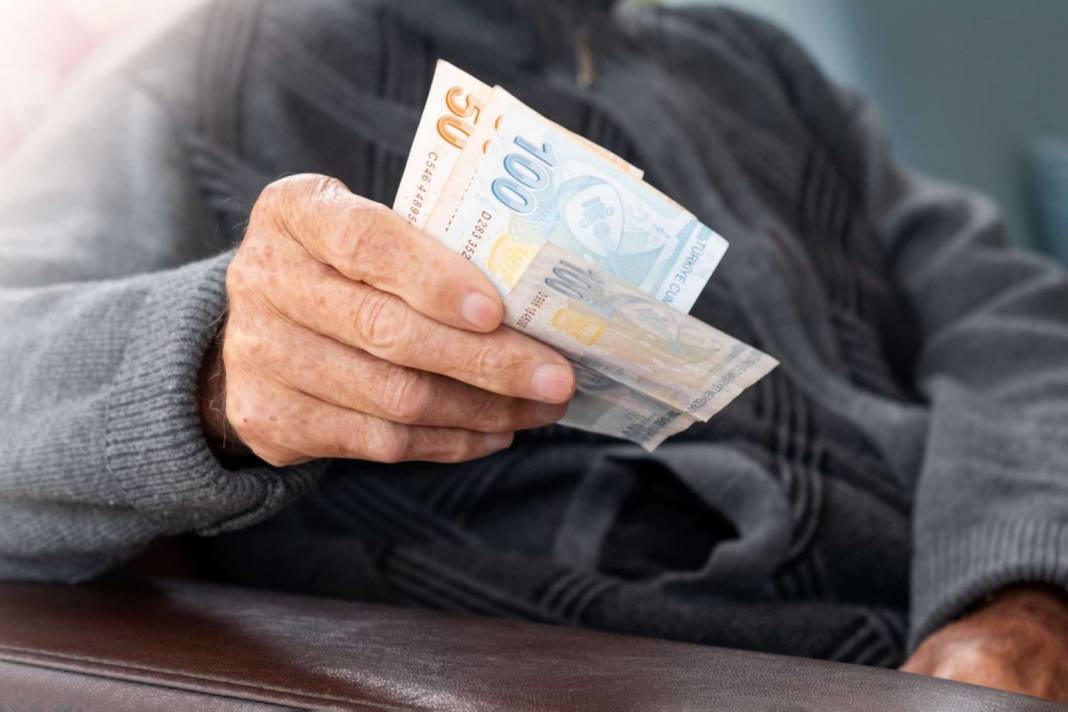 2024 yılında yapılacak zam oranı ortaya çıktı: En düşük emekli maaşı için kök maaşı ayarı 9