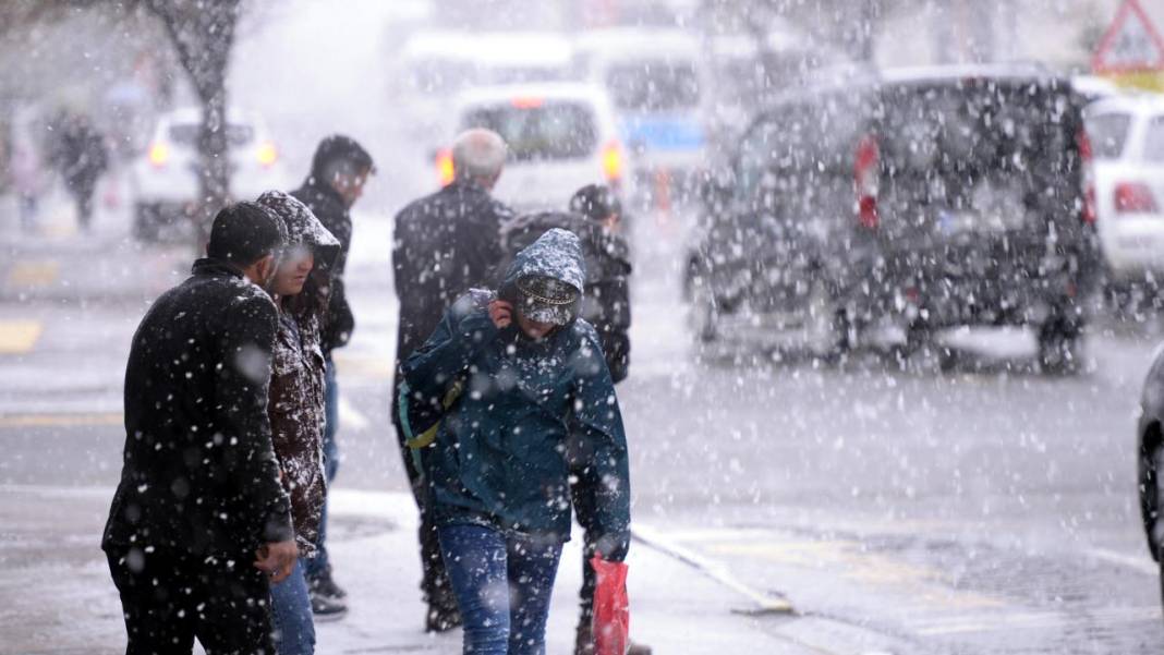 Türkiye kara kışa teslim oluyor... Meteoroloji gün verdi! Kar, sağanak ve fırtına günlerce sürecek 14