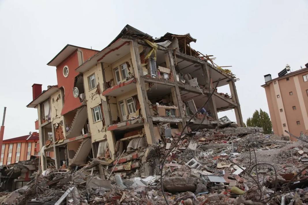 Son günlerde yaşanan depremlerin ardından Naci Görür risk altındaki iki ili açıkladı 3