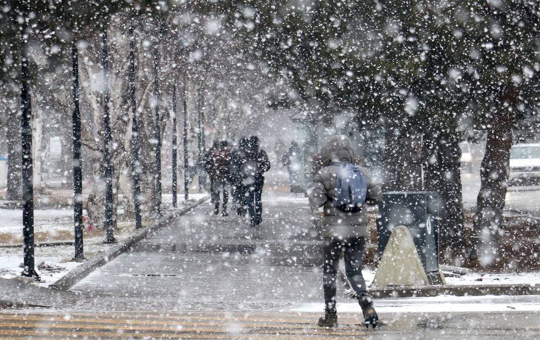 Meteoroloji il il uyardı: Türkiye'ye kar ve fırtına geliyor... 9